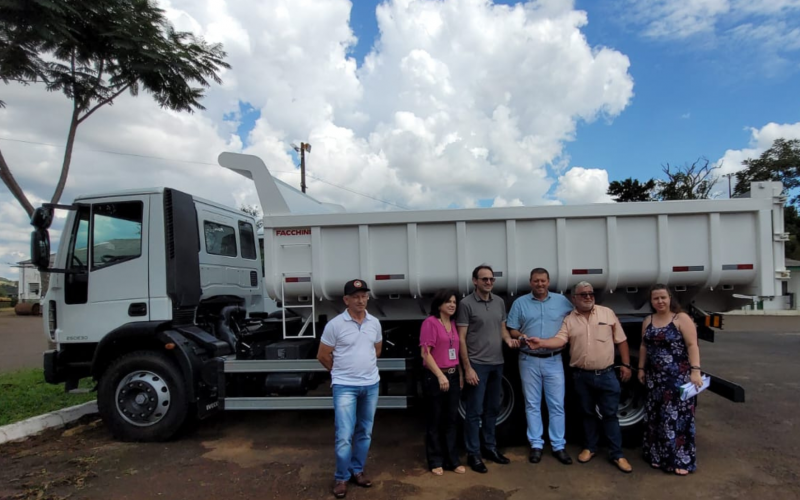 Cel. Domingos Soares recebe mais um caminhão caçamba
