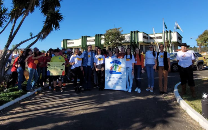 Rede de Proteção realiza caminhada do Maio Laranja e Campanha Faça Bonito