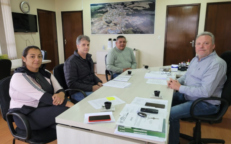 Bandiera recebe chefe do Núcleo Regional de Educação
