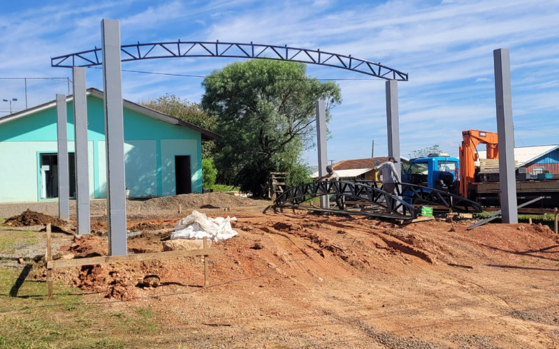 Mini-quadra do SCFV começa a ser construída