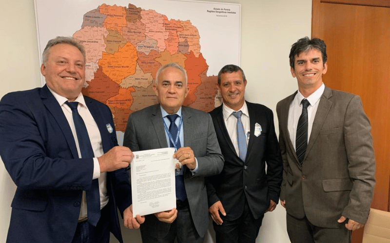 Prefeito e vereadores protocolam pedido de R$ 200 mil ao Senador Oriovisto Guimarães