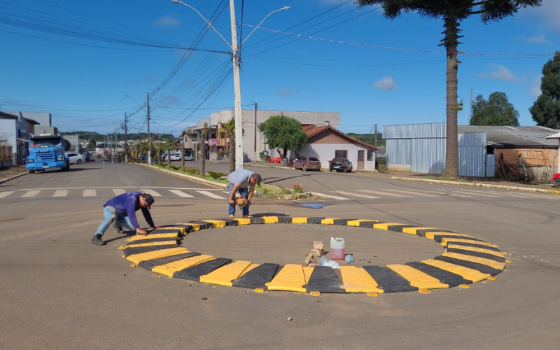 Prefeitura instala rotatória na Avenida Araucária