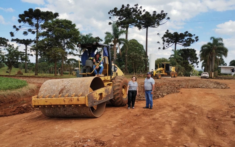 PREFEITA DONA MARIA ACOMPANHA REVITALIZAÇÃO DAS ESTRADAS RURAIS 