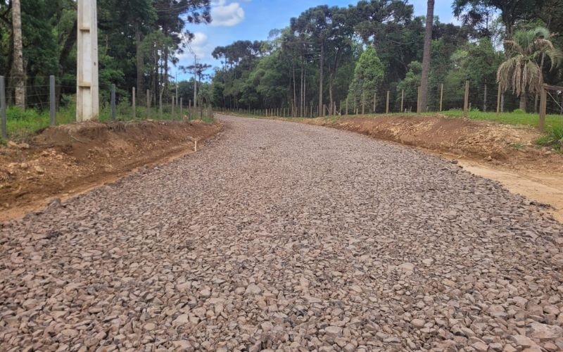 Seguem as obras de pavimentação com TST na estrada do Travessão